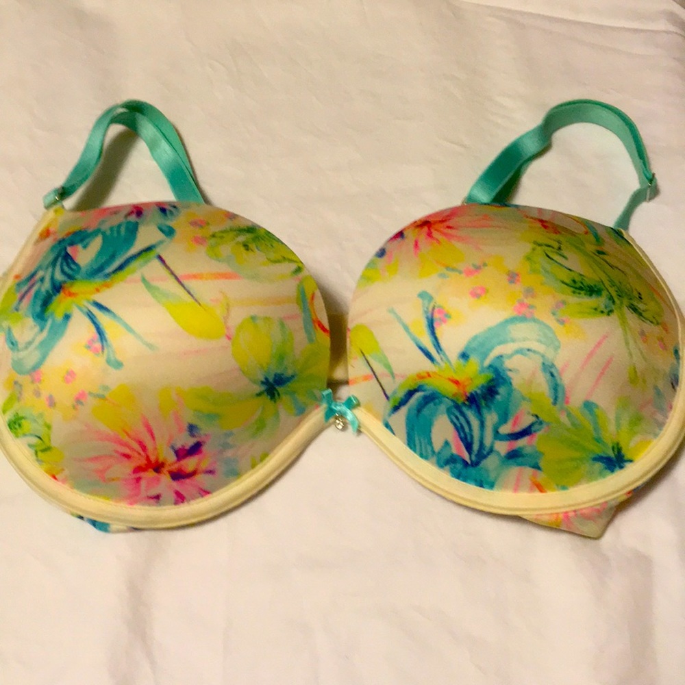 ♻️ 3 for $15. Victoria’s Secret Tropical 🏝 Patterned Plunge